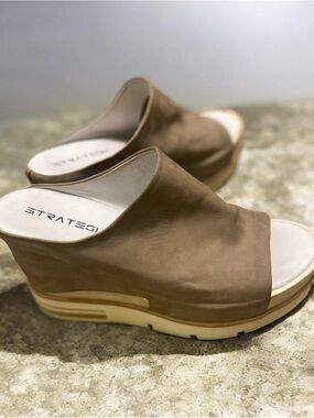 Strategia Italy Taupe Suede Open-Toe Platform Mule Sandal Slides EU 40 Sz 9 9.5